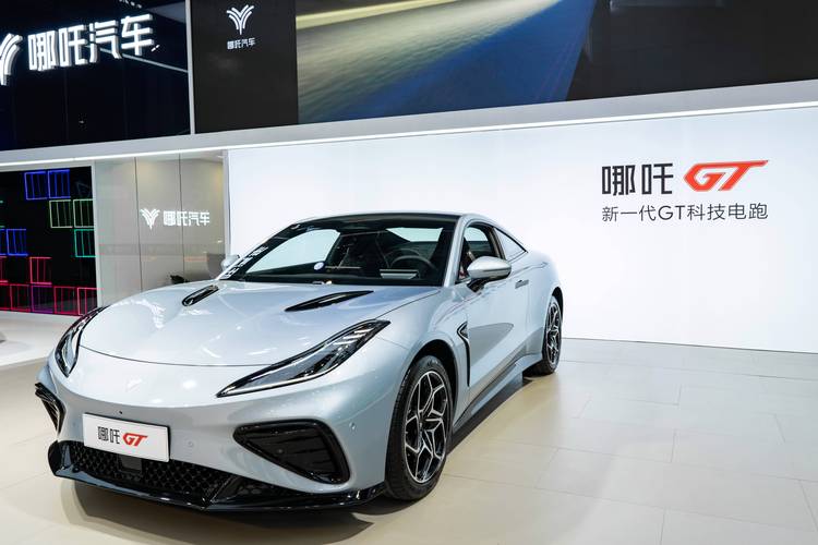 东莞310哪吒汽车在智能汽车领域的表现，领途汽车在新能源汽车市场中的影响力